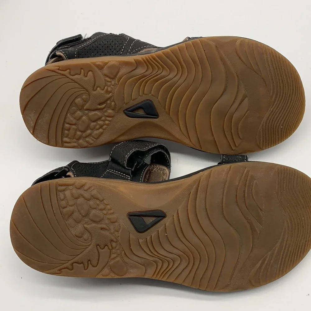Reef Sandals with unique adjustable strap design